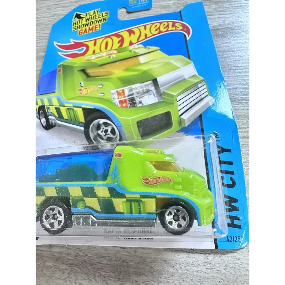 2014 Hot Wheels HW CITY Rapid Response 43/250 Green Car Hotwheels H46